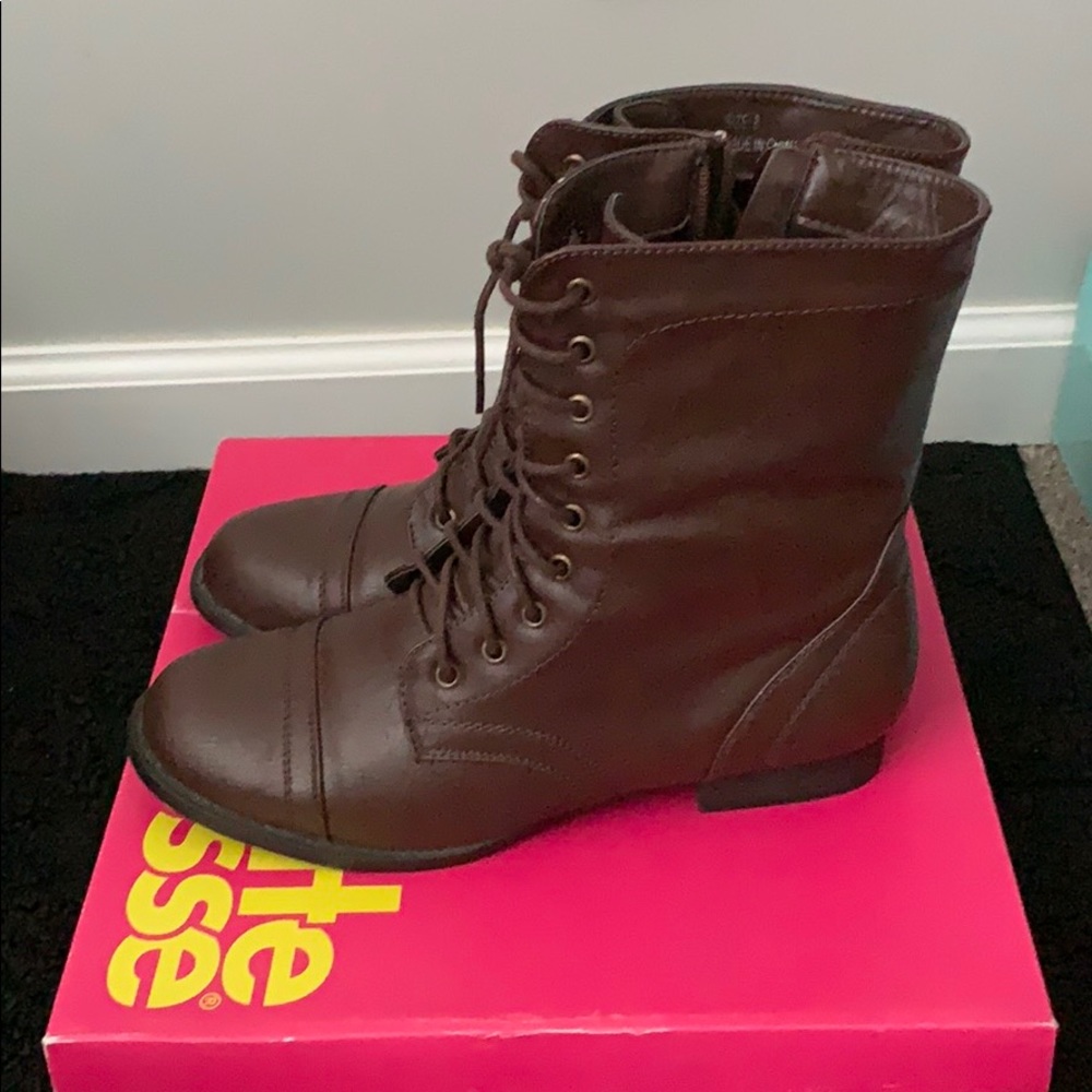 Boots - Picture 4 of 6